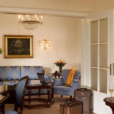 法国酒店 维也纳 内观 照片 A suite at the Hotel de Crillon