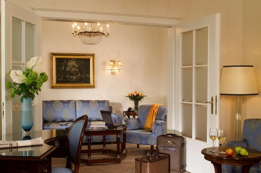 法国酒店 维也纳 内观 照片 A suite at the Hotel de Crillon