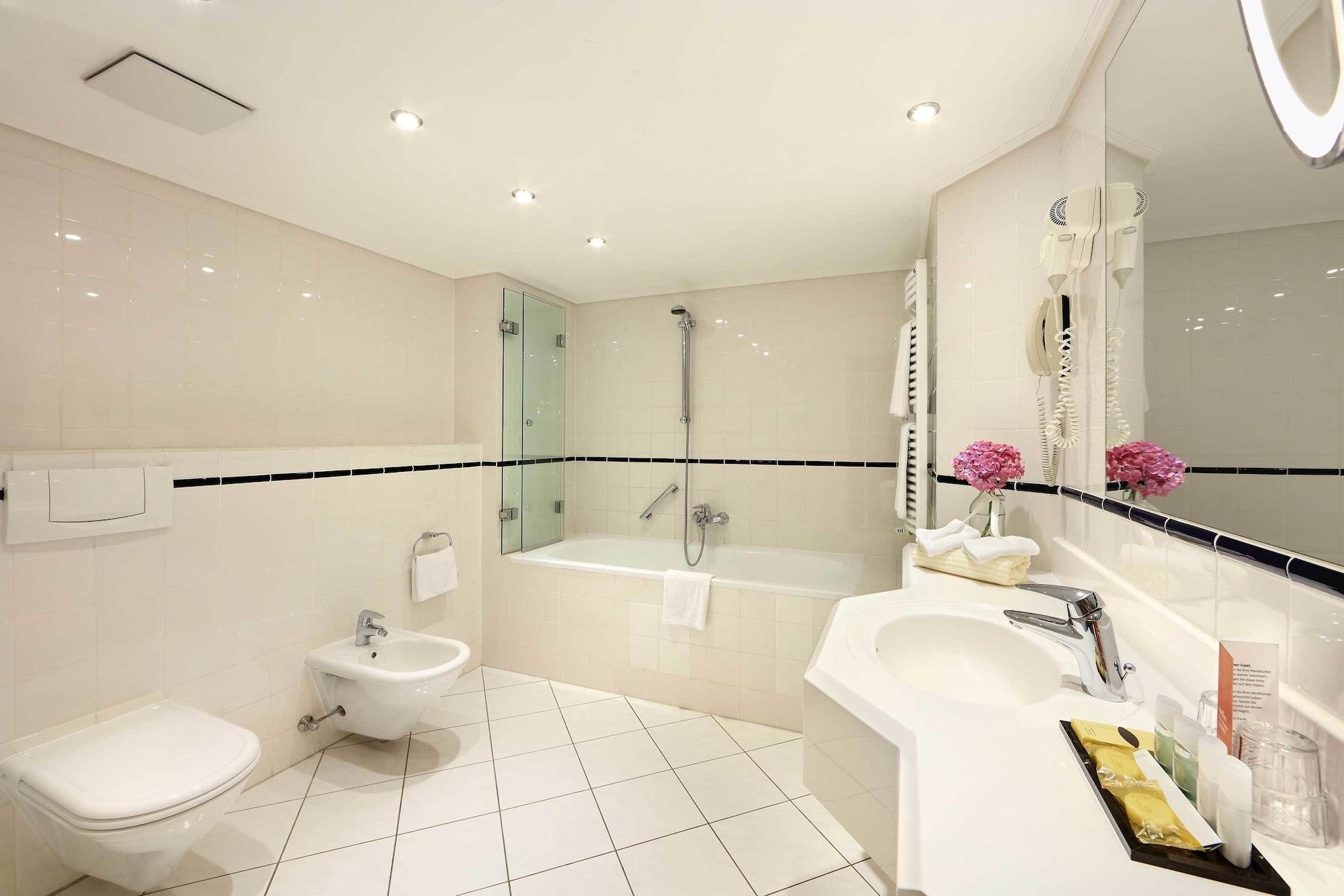 法国酒店 维也纳 外观 照片 A modern bathroom