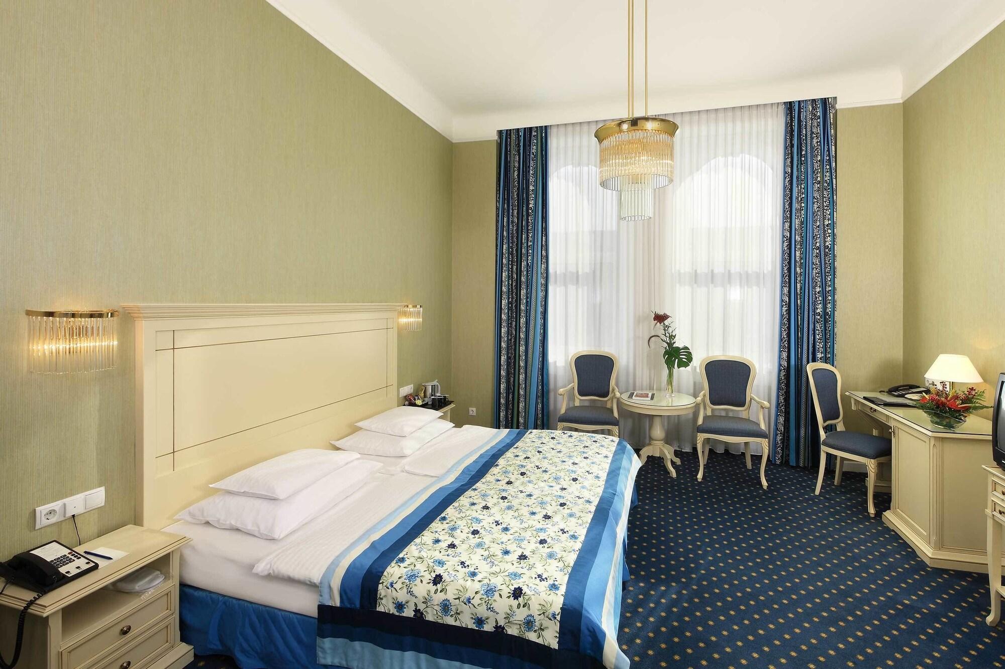 法国酒店 维也纳 外观 照片 A room at the Grand Hotel