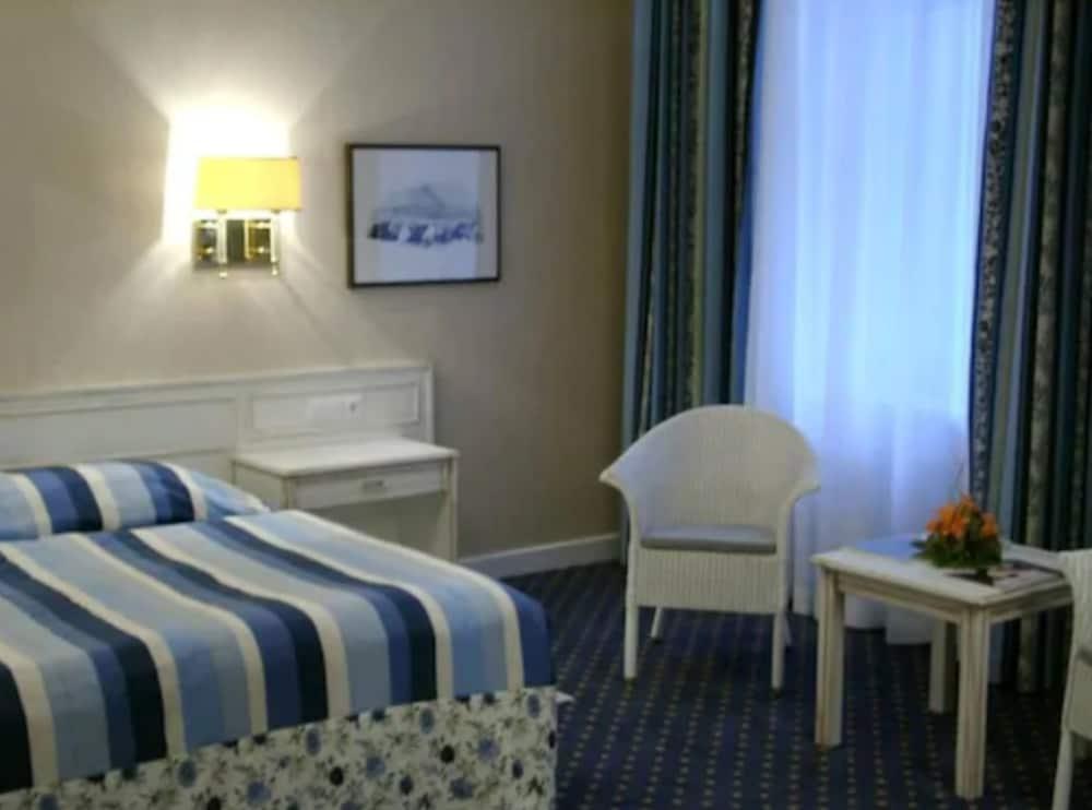 法国酒店 维也纳 外观 照片 A room at the hotel