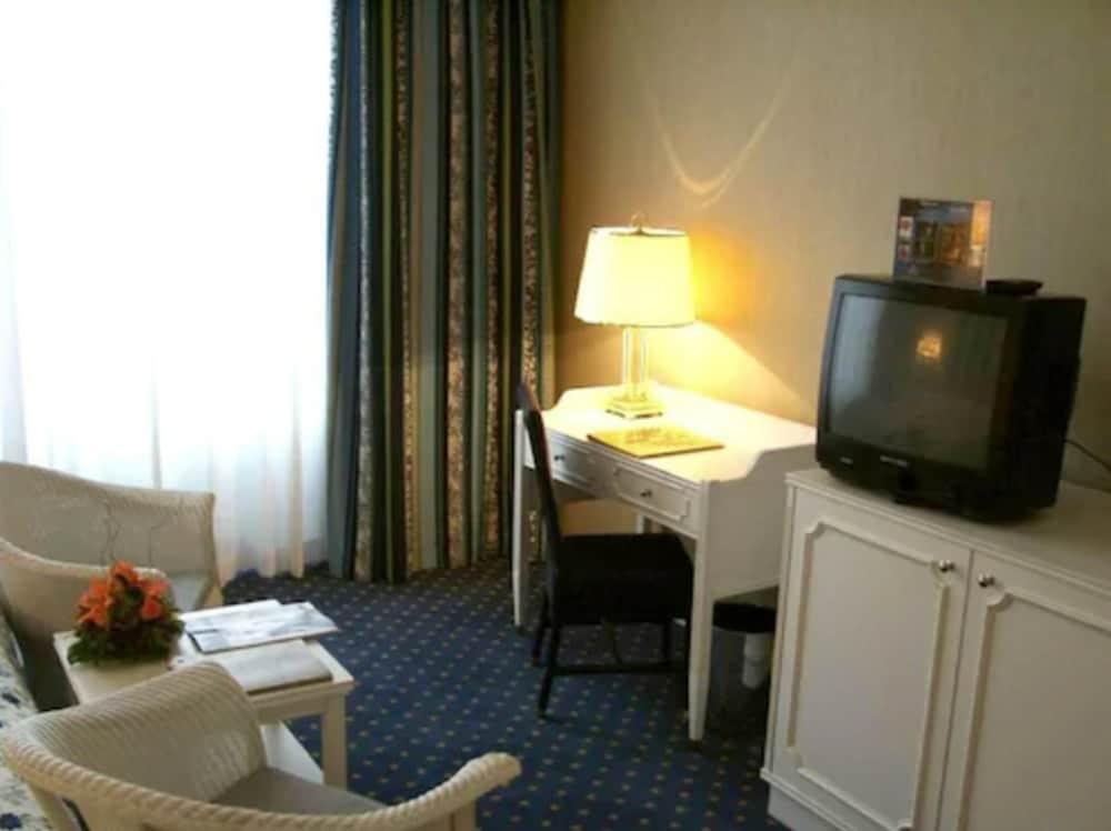 法国酒店 维也纳 外观 照片 A typical hotel room