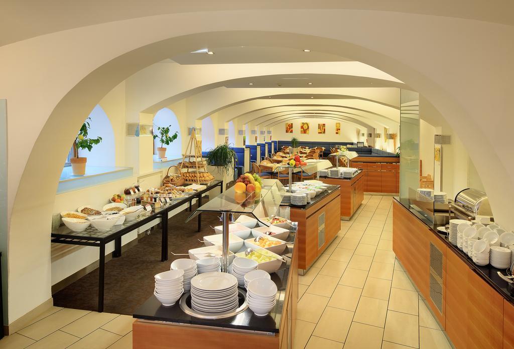 法国酒店 维也纳 外观 照片 A buffet at a hotel
