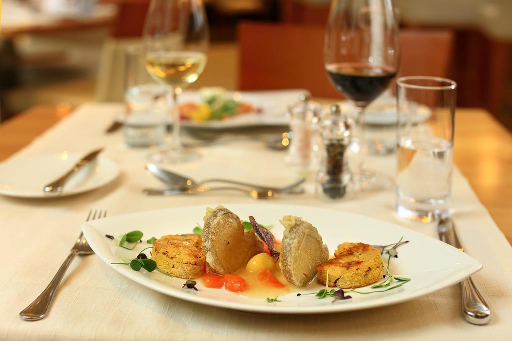 法国酒店 维也纳 外观 照片 A meal at a restaurant