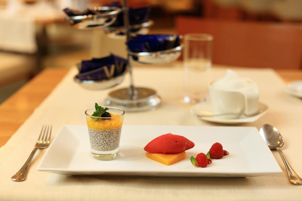法国酒店 维也纳 外观 照片 A dessert served in a First Class flight