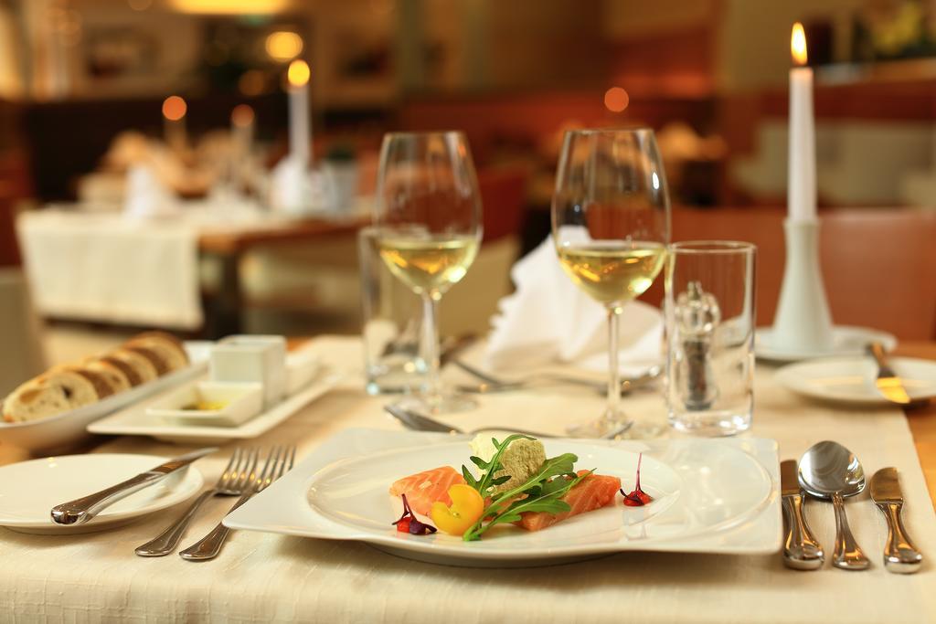 法国酒店 维也纳 外观 照片 A restaurant table set for fine dining