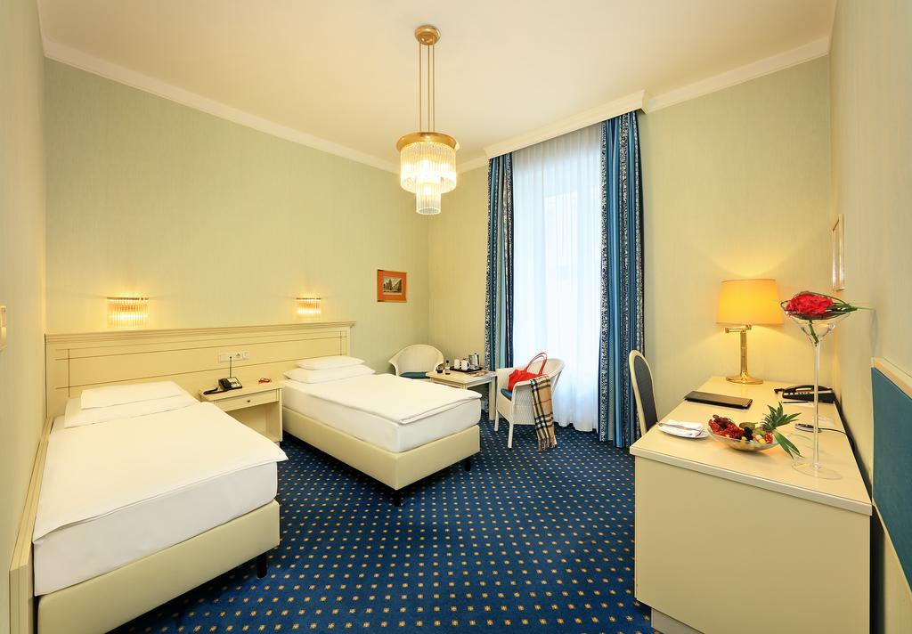 法国酒店 维也纳 客房 照片 A typical hotel room