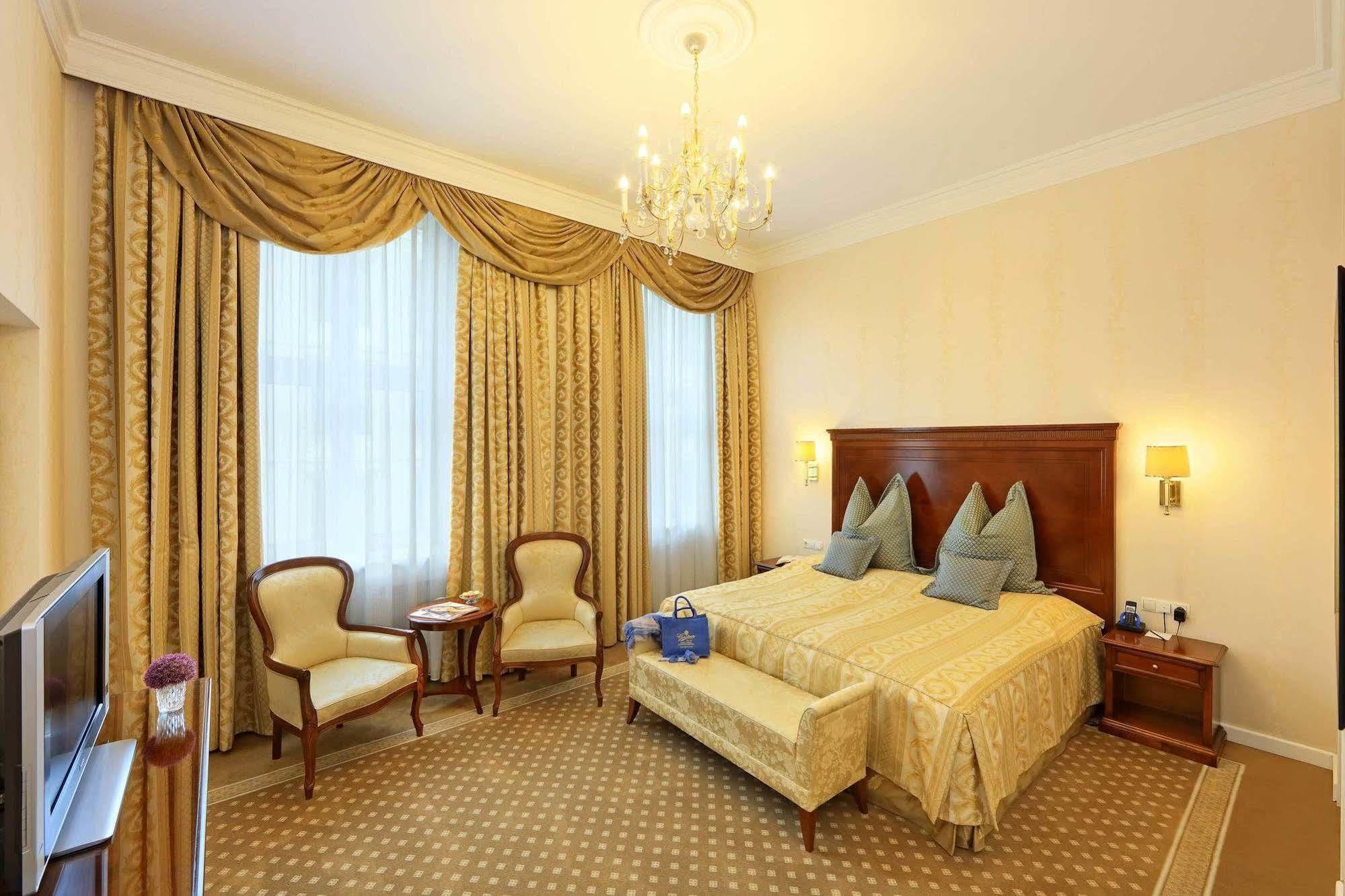 法国酒店 维也纳 外观 照片 A room at the hotel