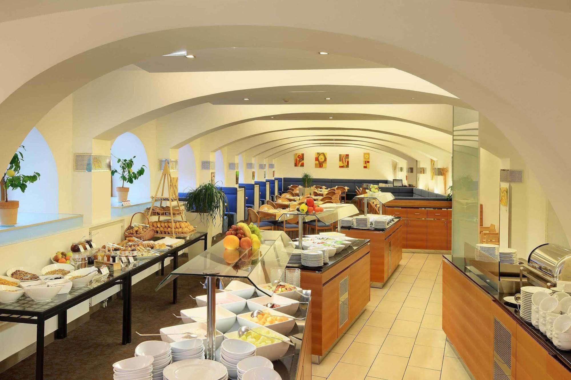 法国酒店 维也纳 外观 照片 The buffet at the restaurant