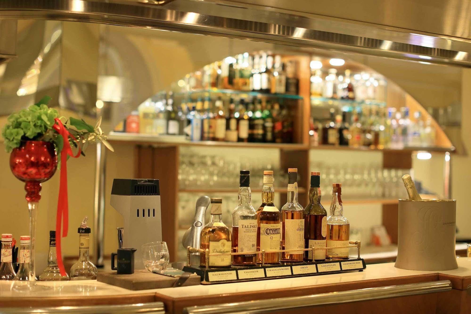 法国酒店 维也纳 外观 照片 A bar on board a cruise ship