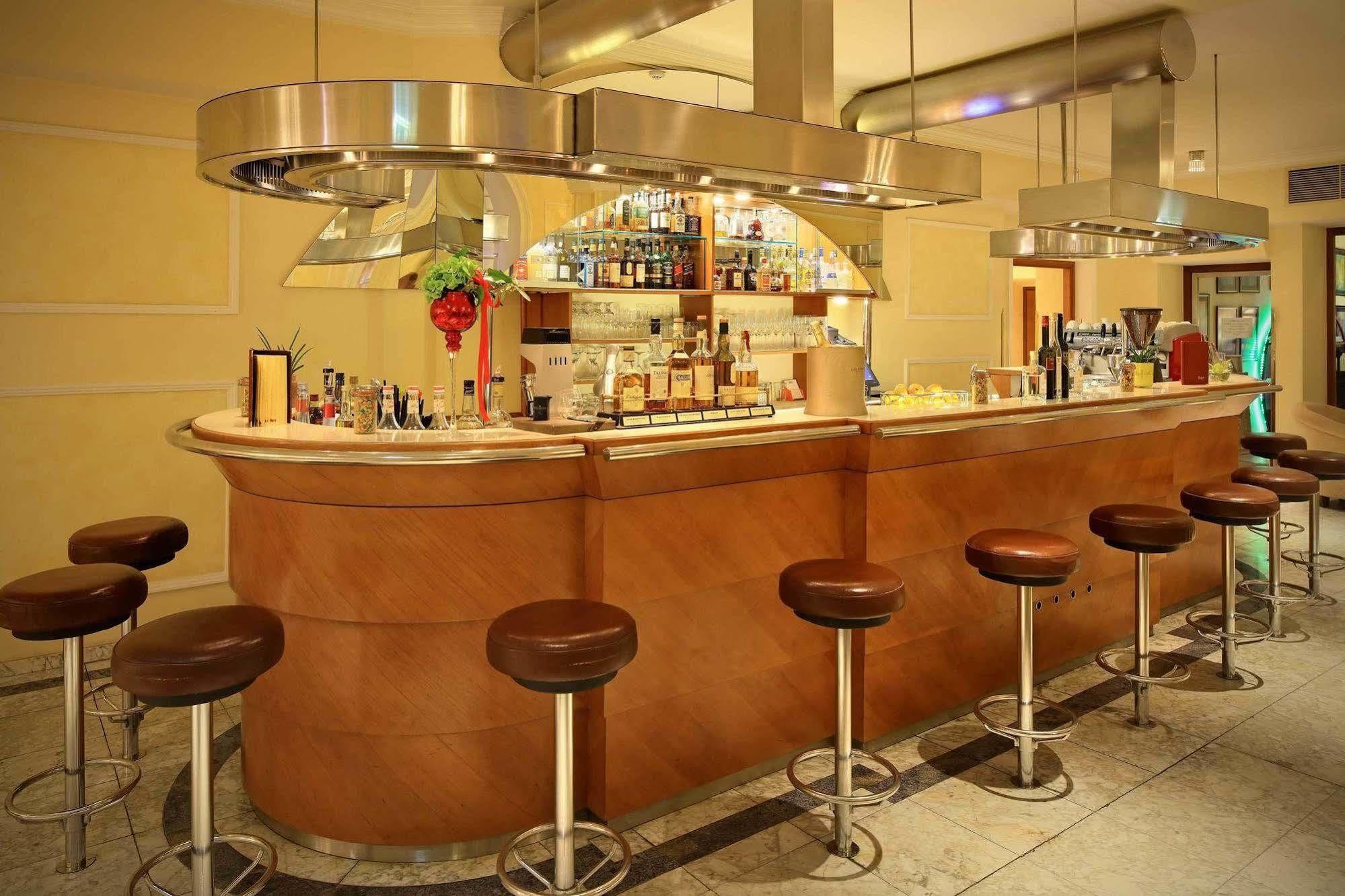 法国酒店 维也纳 外观 照片 A bar in a restaurant