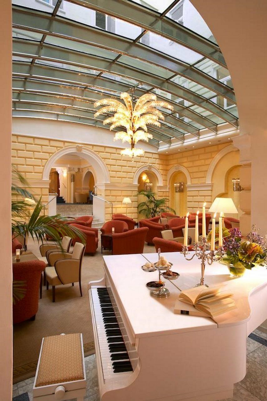 法国酒店 维也纳 外观 照片 The lobby of the hotel
