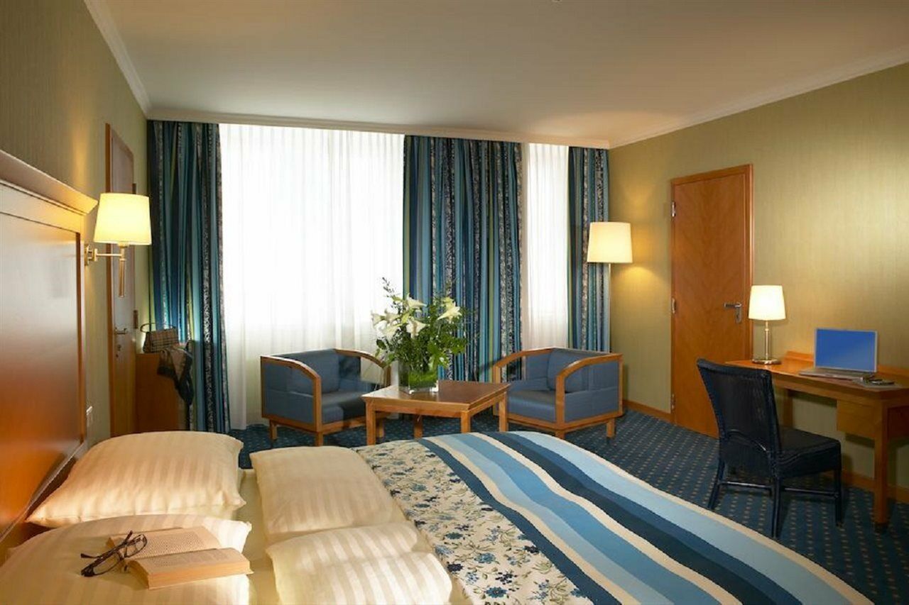 法国酒店 维也纳 外观 照片 A typical hotel room