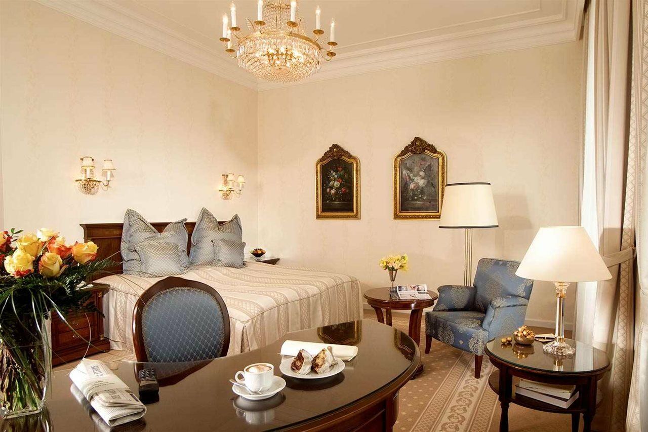 法国酒店 维也纳 外观 照片 A room at the hotel